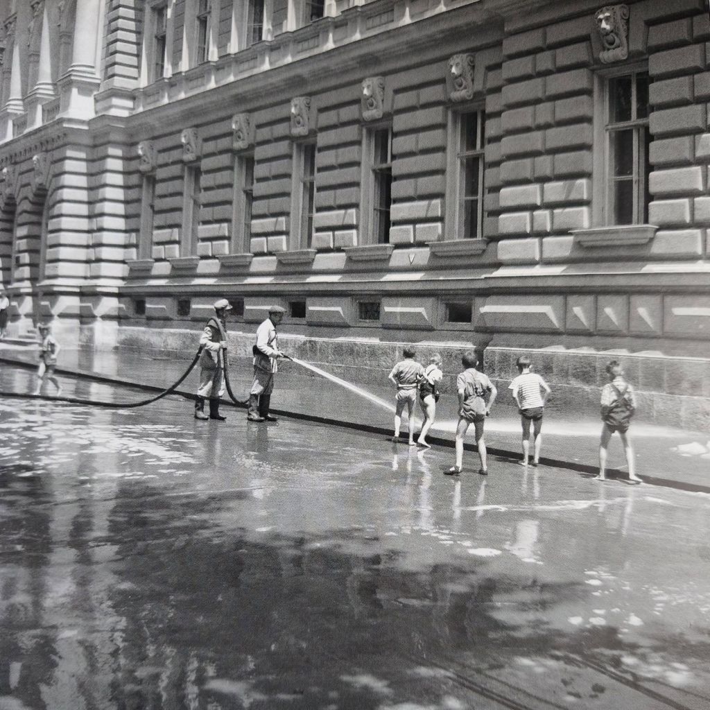 Perači ulica na Zrinjevcu 1953. godine (Foto Pavao Cajzek)